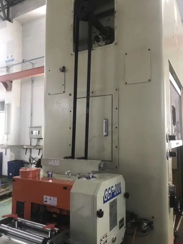 GCF-300 на боковой стороне пресса