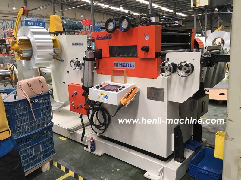 Линия NCHL-700B с установленным рулоном и фронтальной панелью управления
