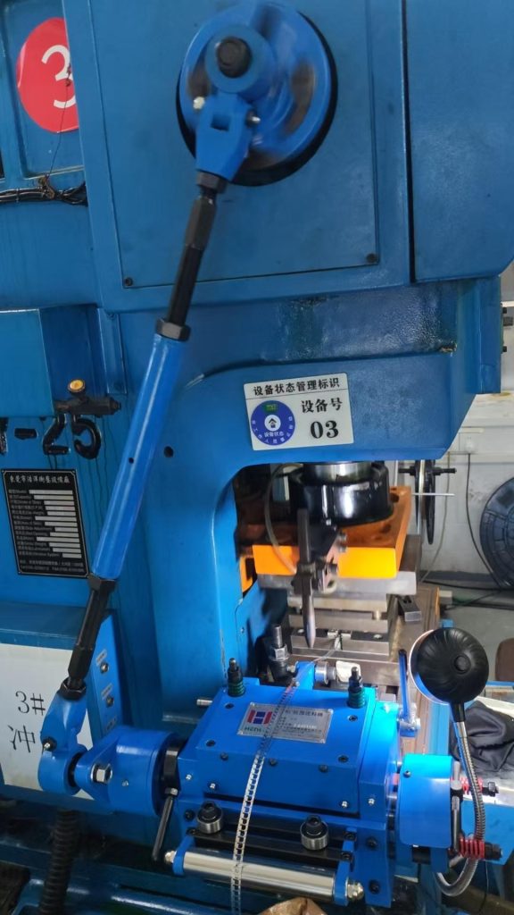 Подающее устройство RFS синего цвета на прессе