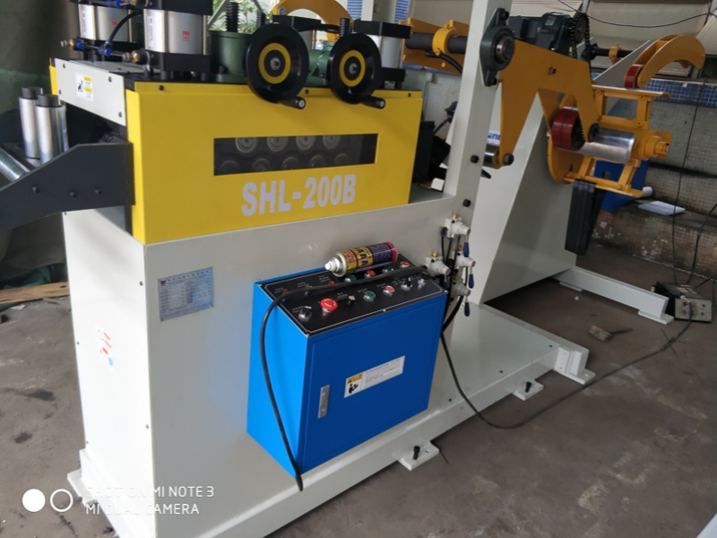 Рабочая сторона SHL-200B с правильной головкой и шкафом управления