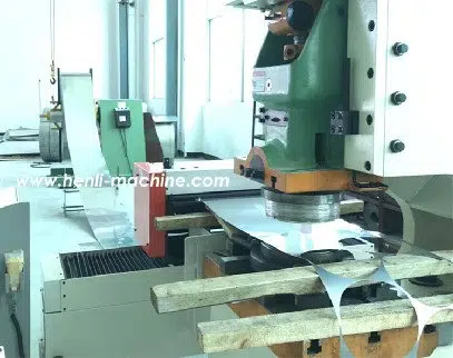 Пресс вырубает диски с подачей Zigzag